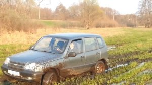 Нива на лысой резине)))