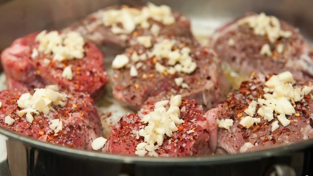 Жареное мясо с чесноком