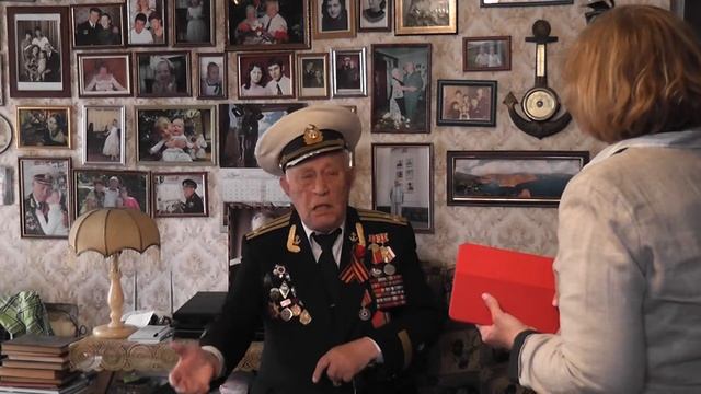 Ветеран принимает поздравления от ассоциации риэлторов Севастополя