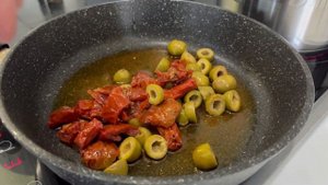 Макароны с помидорами и брынзой