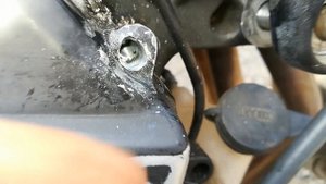 мотоцикл Honda RR 600 восстановление резьбы в двигателе сквозь крышку под родной болт