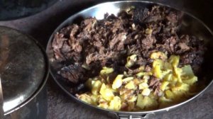 Различные блюда в посуде для походов.