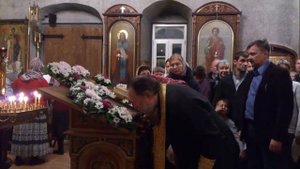 Протоиерей Владимир Агриков целует икону и помазуется