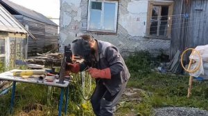 Поднимаю старый дом домкратом.