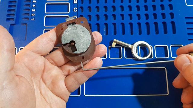 (73) как открыть мебельный замочек от старинного секретера смотреть онлайн