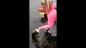 Девушки на рыбалке/Смешные случаи на рыбалке/Приколы на рыбалке рыбалка 2022