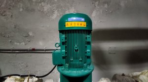 Замена подшипника в двигателе насоса чиллера. Replacing the bearing in the chiller pump motor.