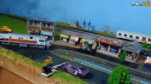 Lokomotif CC201 double traksi meninggalkan gandengannya karena anjlokan | miniatur kereta api sulta смотреть онлайн