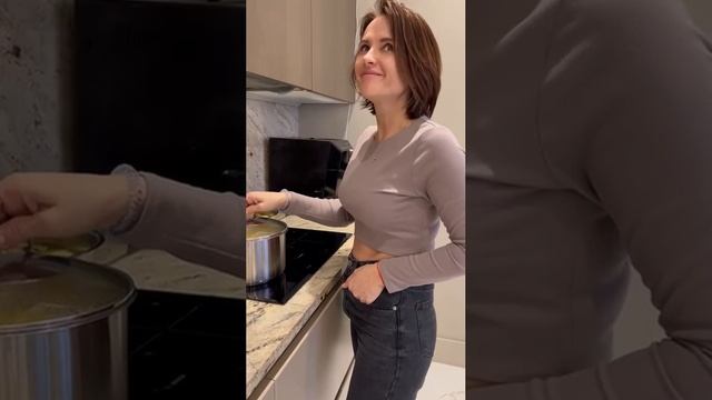 Смешные видео I Намёки про мамину еду? Дочка не промах