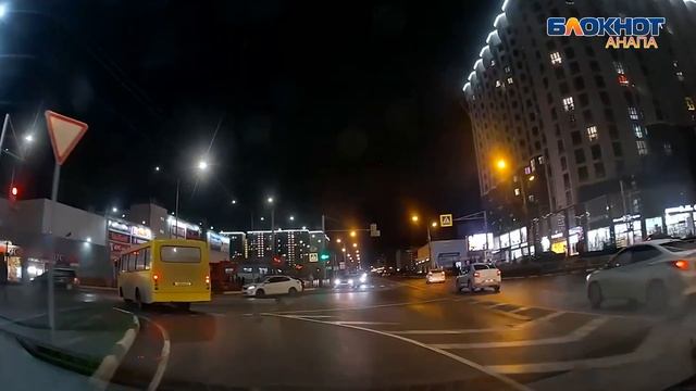 Водитель автобуса в Анапе подрезал другого автомобилиста и был найден полицией смотреть онлайн