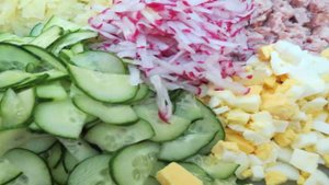 Окрошка на квасе с копчёной колбасой