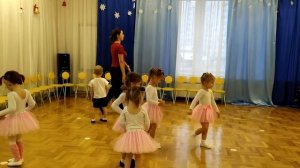 Танец в саду. "Шёл король по лесу" давай с тобой попрыгаем и ножками потопаем, ручками похлапаем