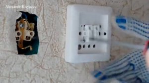 Как подключить двухклавишный выключатель света к двум лампочкам?