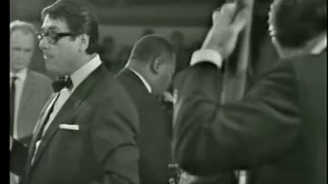 1966 - Kurt Edelhagen & Wilton Gaynair - You Shouldn't смотреть онлайн