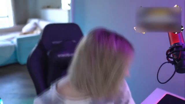 АРИНЯН ПОКАЗАЛА СИСЬКИ СИМПЛУ НА СТРИМЕ смотреть онлайн