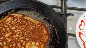 Сковородка после чистки  от нагара,  можно ли на ней ..,..готовить?