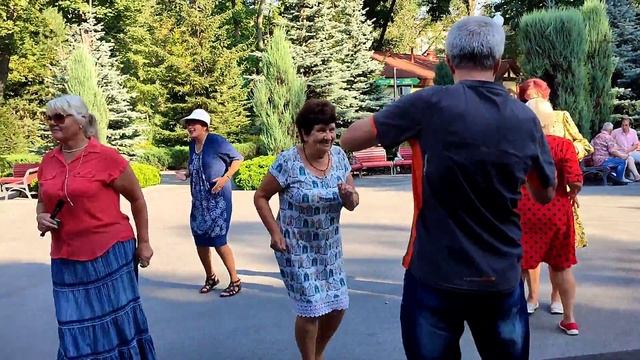 КОЛО МЛИНУ! ТАНЦЫ ХАРЬКОВ УКРАИНА АВГУСТ 2023 смотреть онлайн