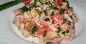 САЛАТ С ПОМИДОРАМИ И ВЕТЧИНОЙ