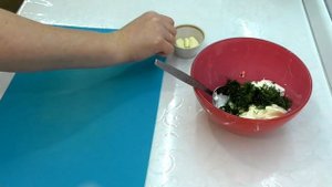Соус из майонеза со сметаной, чесноком и зеленью./ The sauce of mayonnaise and sour cream