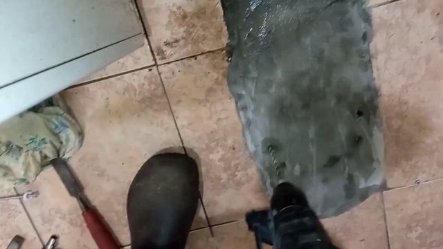 Устанавливаю унитаз на цемент. смотреть онлайн