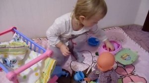 VLOG: Ухаживаем за пупсом кормим причесываем кладем спать.
