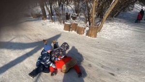 Влог КАТАЕМСЯ НА САНКАХ! Счастливые дети катаются с горки