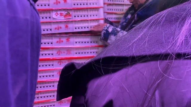 丹东九九草莓，哈尔滨批发这个价贵么？大哥一拿几百件，能多少钱