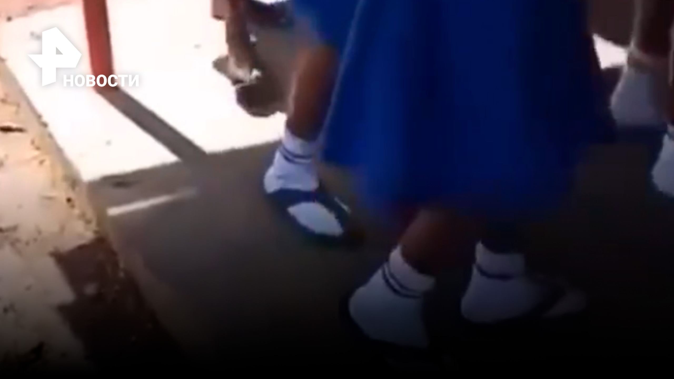 Школьницы Кении "разучились" ходить: 100 ученицам парализовало ноги / РЕН Новости