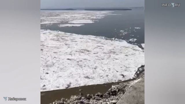 В Хабаровске глыбы льда повредили набережную Амура. Ледоход на Амуре. Момент разрушения #8 смотреть онлайн
