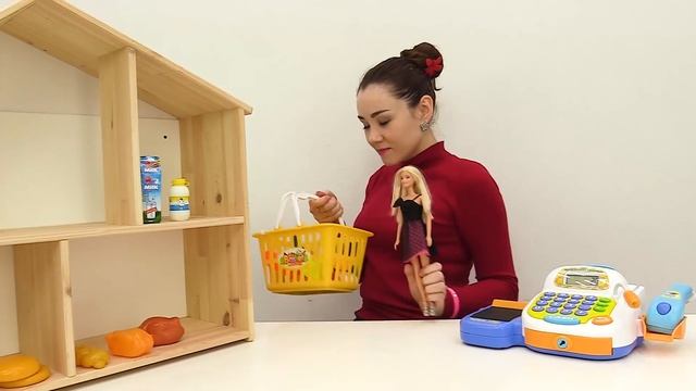 Лепим пельмени с Барби. Валя и Барби идут в магазин