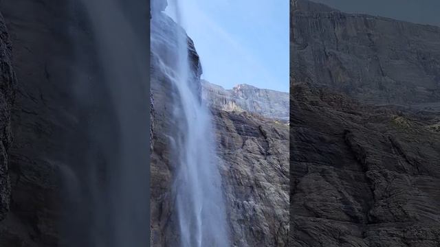 Grande Cascade de Gavarnie расположен в Пиренеях.Это самый высокий водопад во Франции .Высота 423 м