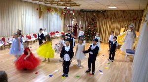 Новогодняя песня в детском саду  Ой, летят, летят снежинки