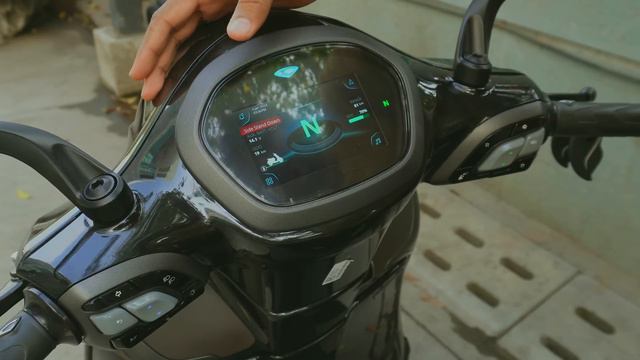 Bajaj Chetak Premium 2024 Standard & Tecpac Features, Topspeed, Range, On Road Price in Maharashtra смотреть онлайн