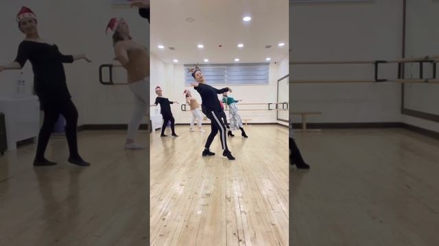 Новогодний флешмоб от Happy women dance club часть 2 #новыйгод #jinglebells смотреть онлайн