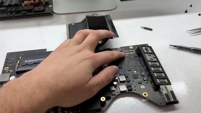 Апгрейд iMac 21. Чистка iMac. Замена ssd iMac. Разница между hdd и ssd. смотреть онлайн