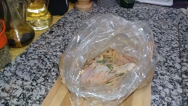Курица запеченная в рукаве/Маринованая курица с луком.