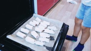Я ПЕКУ ПЕКУ ПЕКУ деткам всем по пирожку а для милой мамочки испеку два пряничка