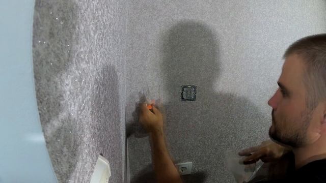 Точная подрезка обоев. Как заделать отверстие подрозетника. смотреть онлайн