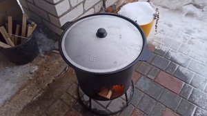 Дикая утка с грибами и овощами в казане.