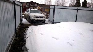 Renault Duster — заезд на заснеженный двор (2 апреля 2016)