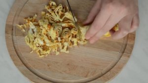 Салат с копченым сыром косичка