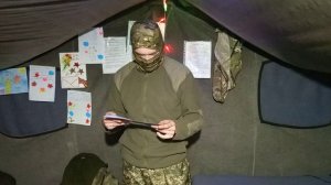 Боец читает письмо