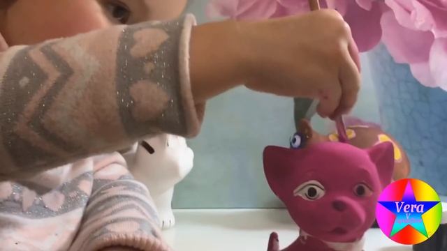 Верочка раскрашивает керамические сувениры. Verochka paints ceramic souvenirs