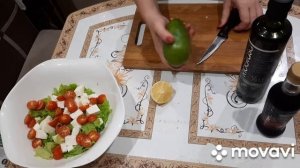 легкий салат с авокадо, моцареллой и черри