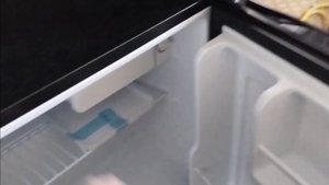 Замена газового штатного холодильника в автодоме на компрессорный.