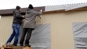 Строим каркасный сарай-мастерскую своими руками #4 (обшивка стен железом и поликарбонатом)