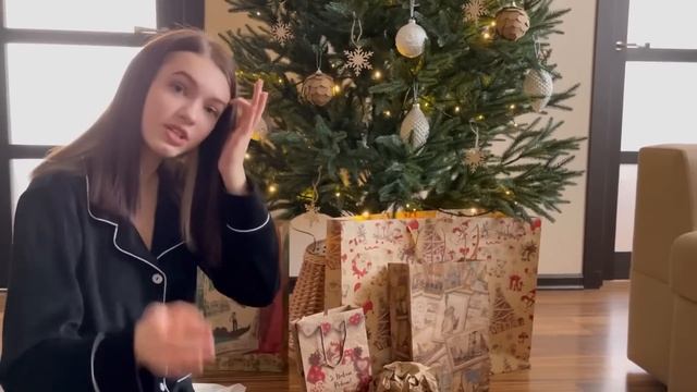 РАСПАКОВКА ПОДАРКОВ под ЁЛОЧКОЙ ? / Новый Год 2023 без света в ТЕМНОТЕ ? НАША МАША смотреть онлайн