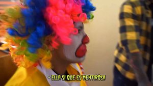 EL PAYASO de MC DONALD'S  ESPIA A MI NOVIA BAÑANDOSE *Le hace FOTOS 🔥