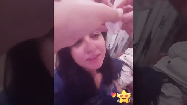 Муж впервые смывает макияж жене