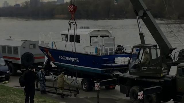 Спуск на воду катера в Мневниках смотреть онлайн